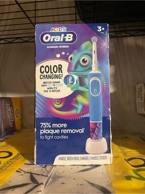 Oral-B Kids Rechargeable Toothbrush - Blue - Color Changing Bristles